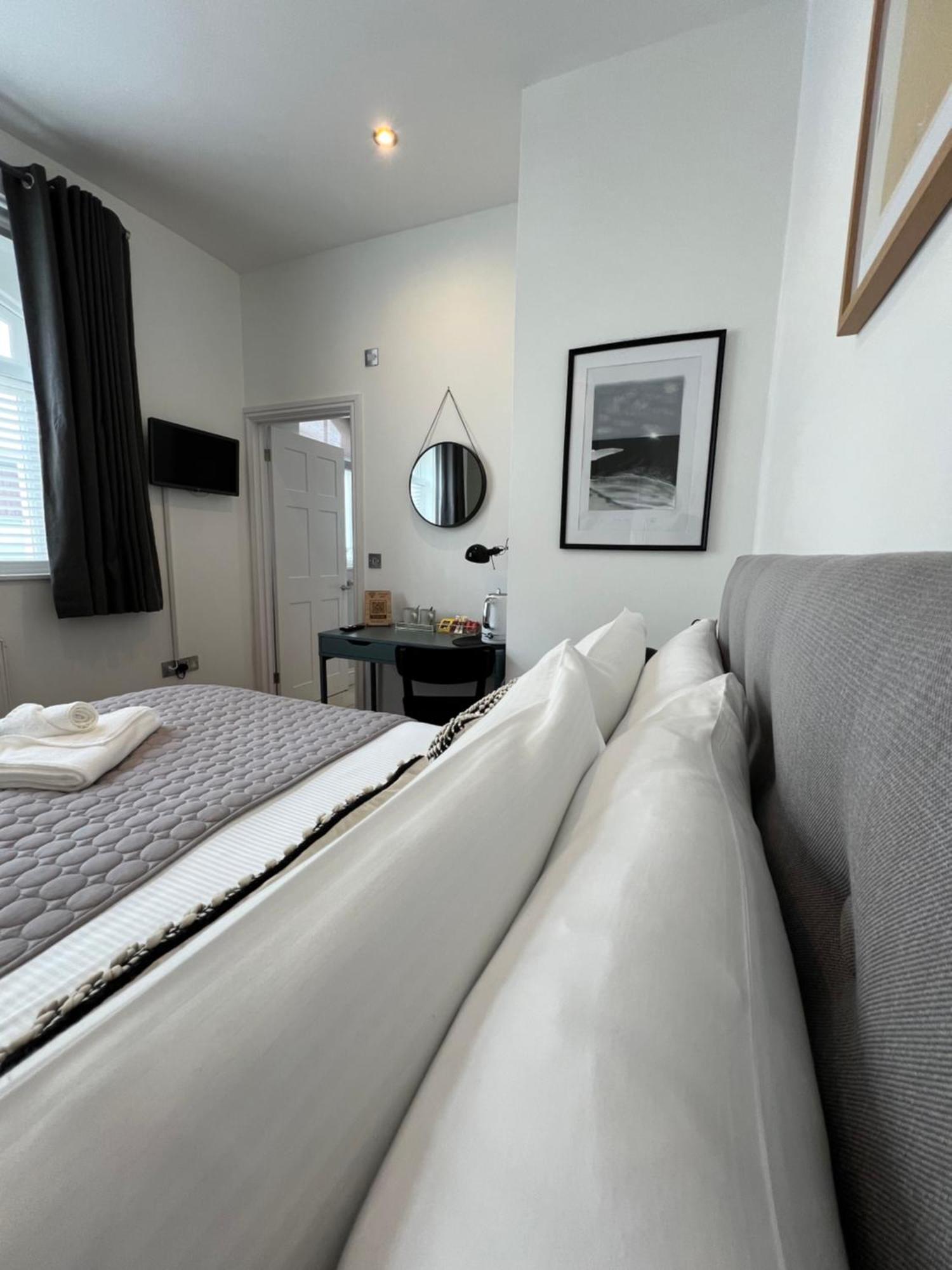 Private Double Room With Ensuite, No Breakfast, Truro City Centre ภายนอก รูปภาพ